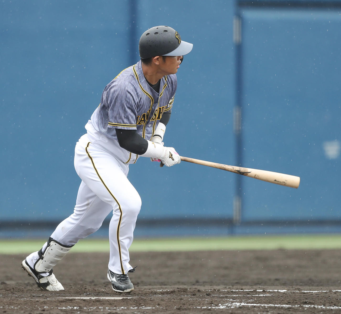 オリックスとの2軍戦で左前打を放つ原口（撮影・前田充）