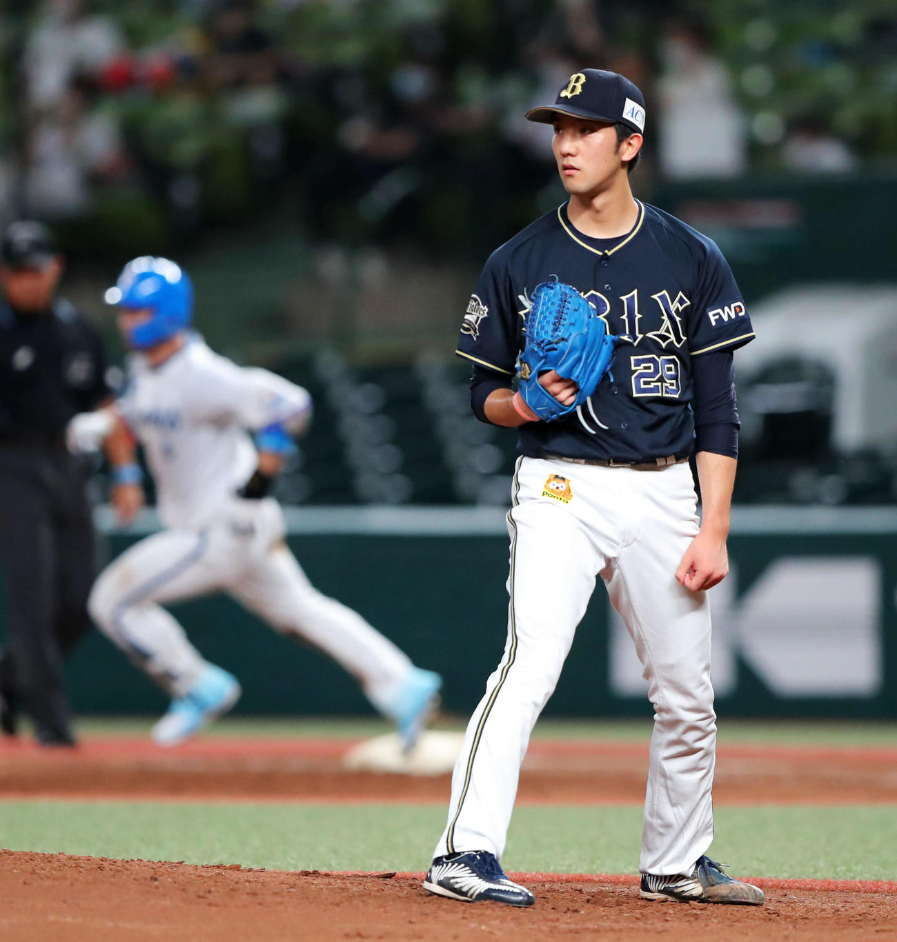 西武対オリックス　2回裏西武無死、外崎（左）に左越えソロ本塁打を許す田嶋（撮影・河田真司）