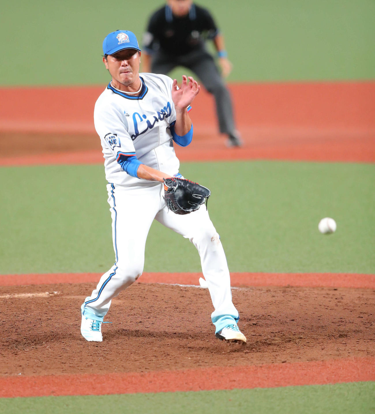 西武対オリックス　4回表オリックス1死二塁、福田の放った打球に反応する内海（撮影・河田真司）