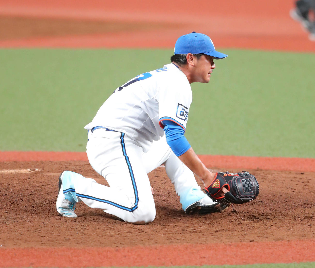 西武対オリックス　4回表オリックス1死二塁、福田の放った打球が左足に直撃し倒れ込む内海（撮影・河田真司）