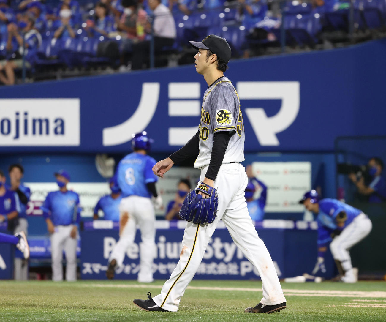eNA対阪神　5回裏DeNA無死一、三塁、佐野恵太に右中間へ2点適時二塁打を打たれる青柳晃洋（撮影・清水貴仁）