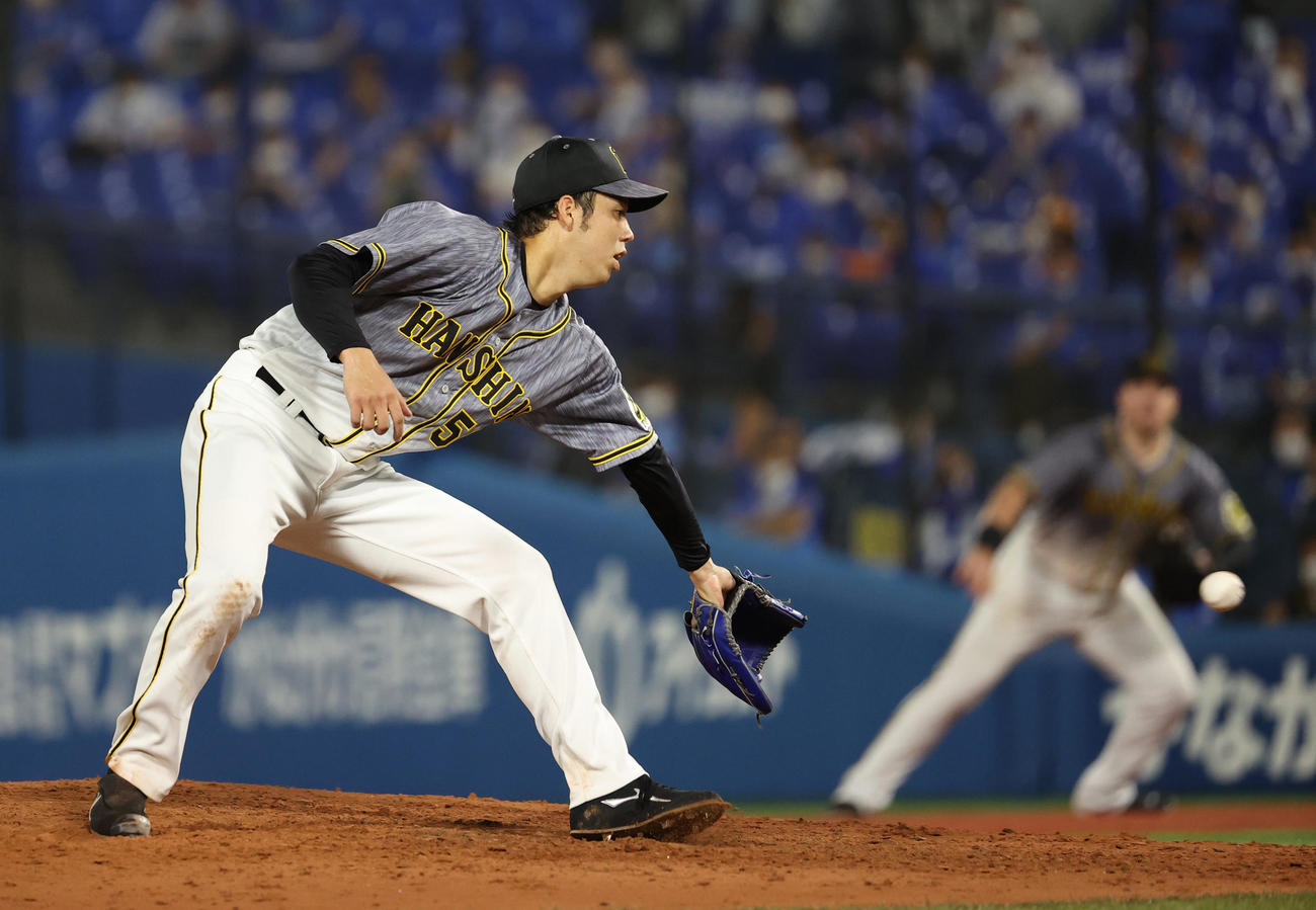 DeNA対阪神　4回裏DeNA無死、佐野恵太の投手返しを捕れず安打を許す青柳晃洋（撮影・清水貴仁）