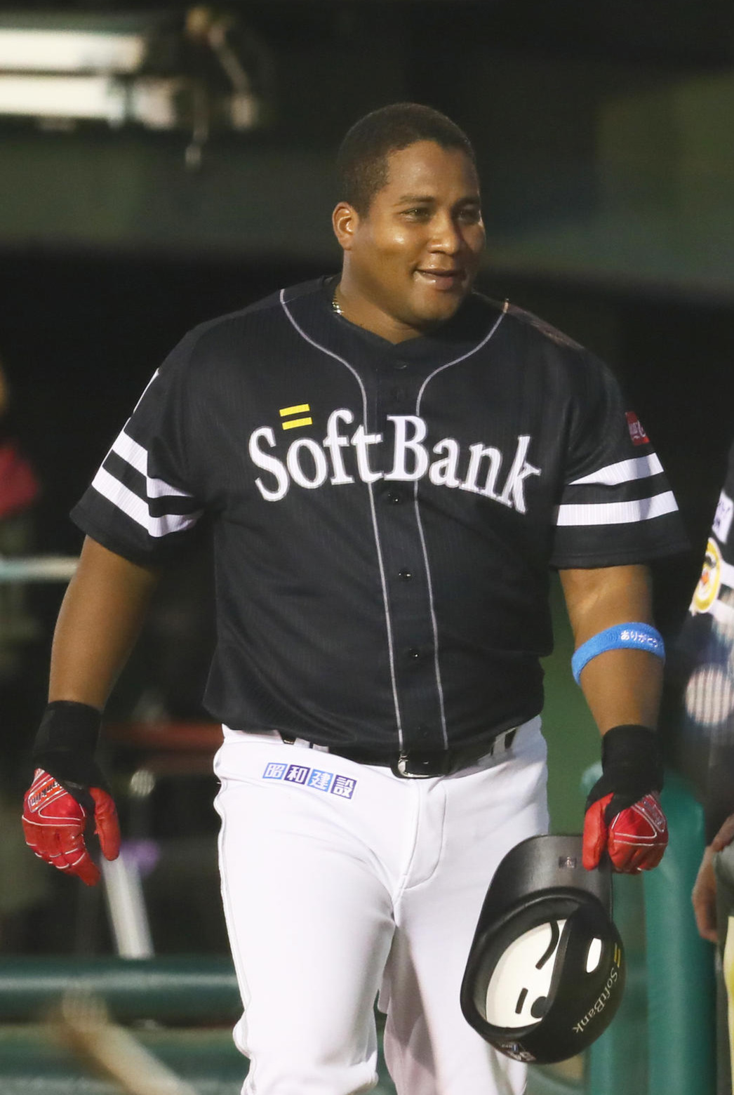 楽天対ソフトバンク　2回表ソフトバンク1死、デスパイネは右越え本塁打を放ち笑顔を見せる（撮影・足立雅史）