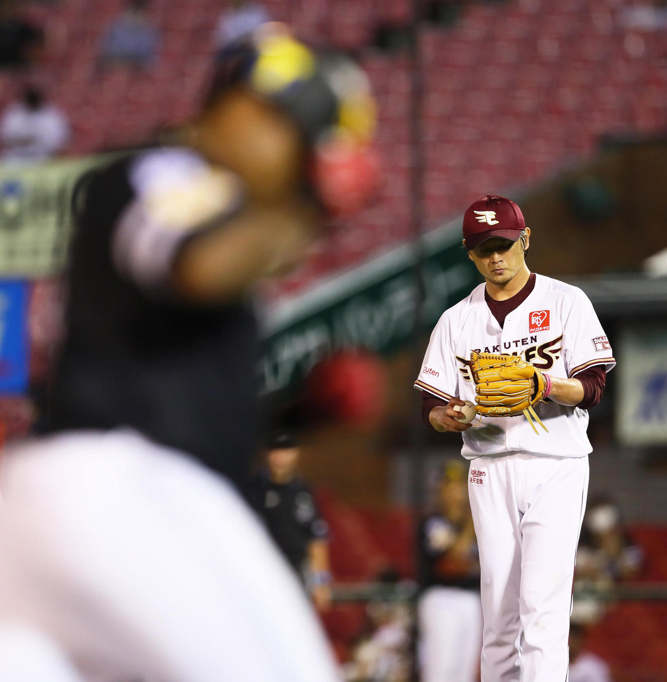 楽天対ソフトバンク　5回表ソフトバンク2死一、二塁、デスパイネ（手前）に右越え3点本塁打を浴びた涌井（撮影・足立雅史）