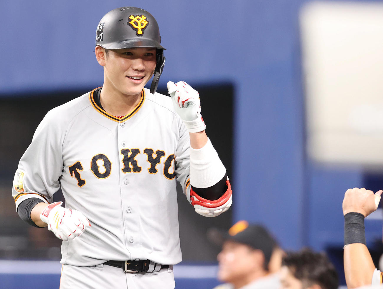中日対巨人　7回表巨人2死、3打席連続となるソロ本塁打を放ちナインの出迎えを受ける坂本（撮影・垰建太）