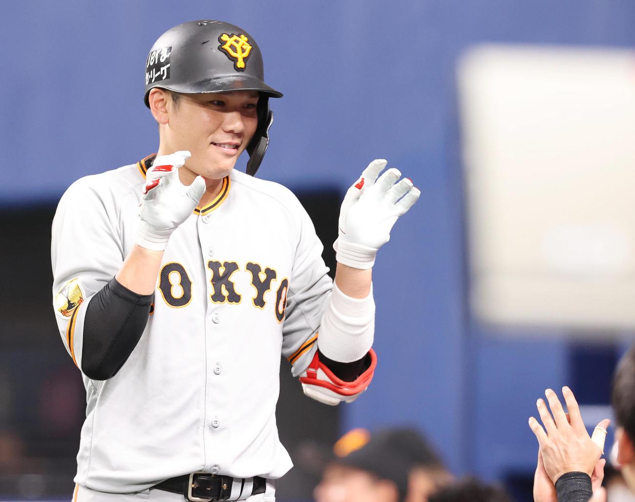 中日対巨人　7回表巨人2死、3打席連続となるソロ本塁打を放ち出迎えるナインにポーズを決める坂本（撮影・垰建太）