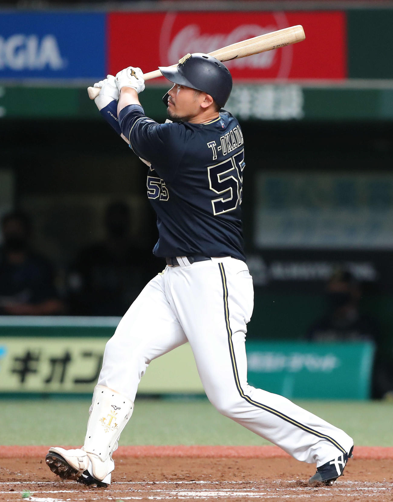 西武対オリックス　8回表オリックス1死、右越えソロ本塁打を放つT－岡田（撮影・河田真司）