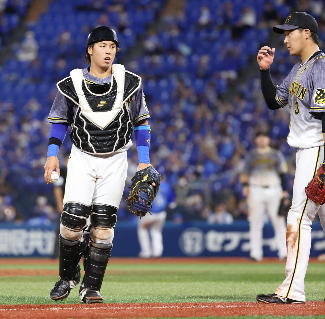 DeNA対阪神　5回裏DeNA無死二塁、神里和毅のバント安打に納得のいかない表情をみせる梅野隆太郎（撮影・清水貴仁）