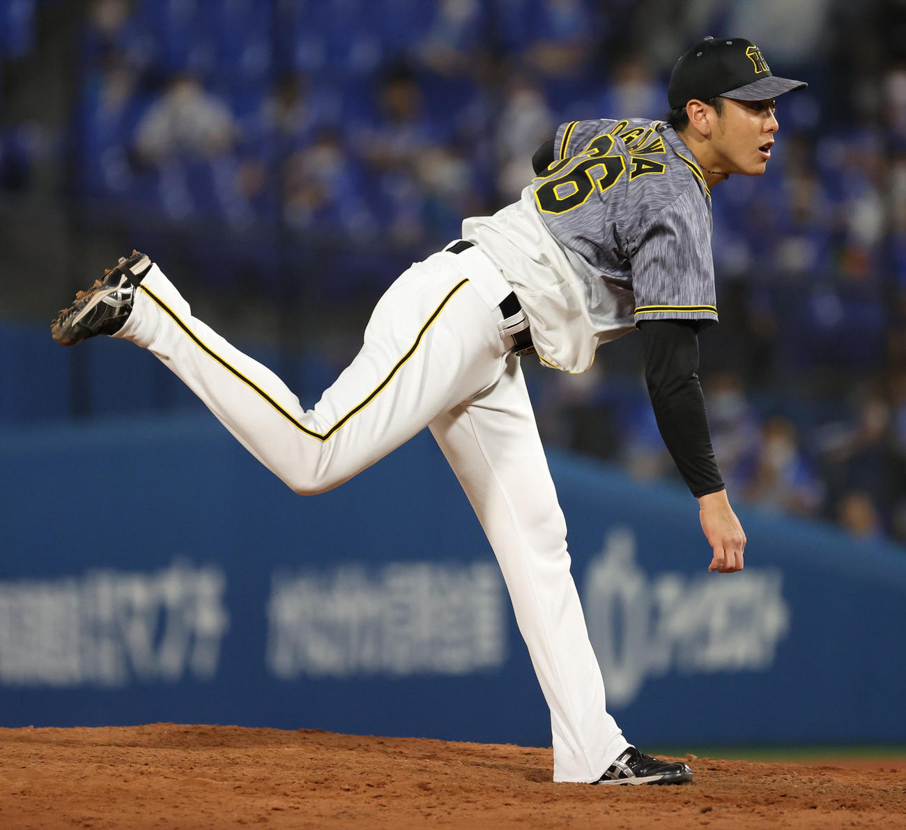 DeNA対阪神　8回裏DeNA1死二、三塁、暴投で失点する小川一平（撮影・清水貴仁）