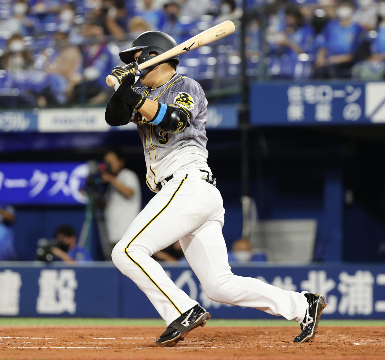DeNA対阪神　2回表阪神無死、左前打を放つ大山悠輔（撮影・清水貴仁）