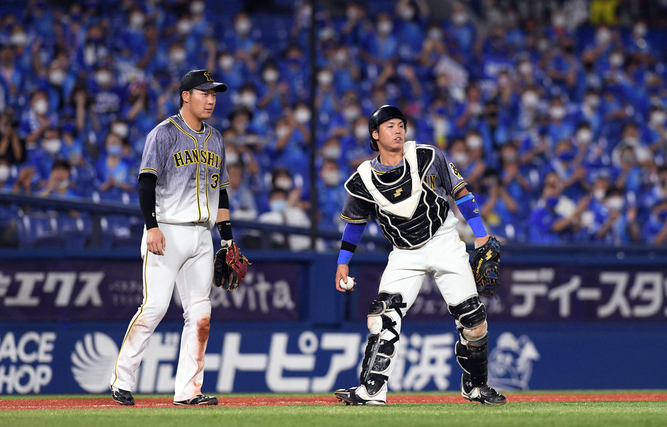 DeNA対阪神　5回裏DeNA無死二塁、神里に左翼線にセーフティバントを決められぼう然とする阪神大山（左）と梅野（撮影・滝沢徹郎）