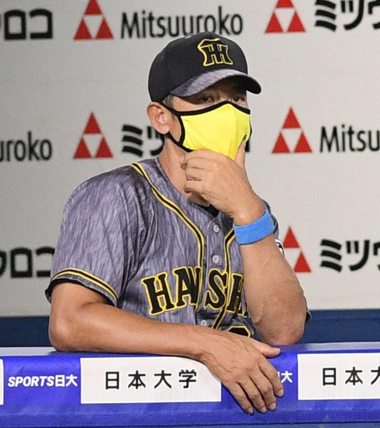 DeNA対阪神　戦況を見つめる阪神矢野監督（撮影・滝沢徹郎）