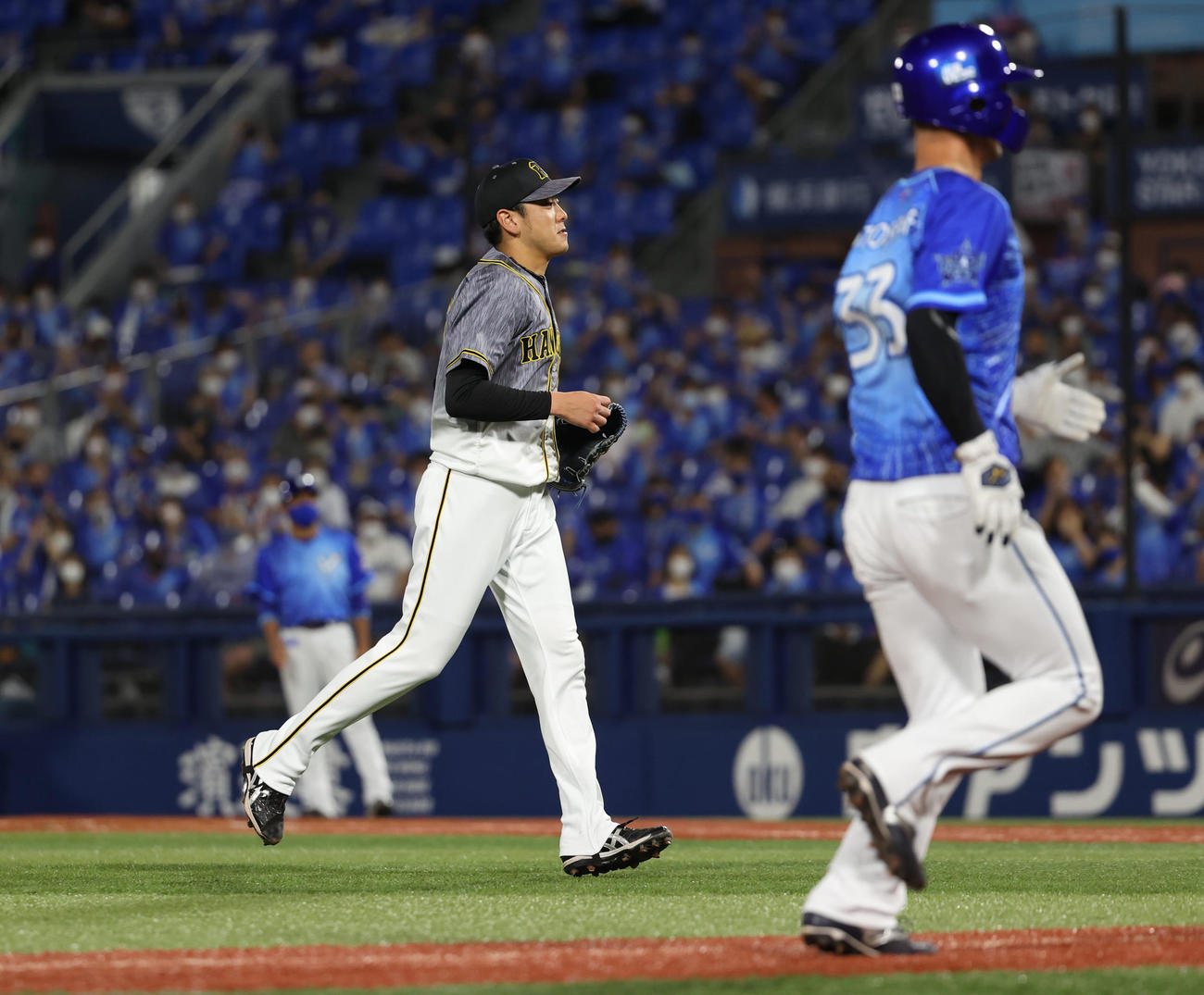 DeNA対阪神　8回裏DeNA1死三塁、打者戸柱恭孝の時に小川一平がまたも暴投で失点する（撮影・清水貴仁）