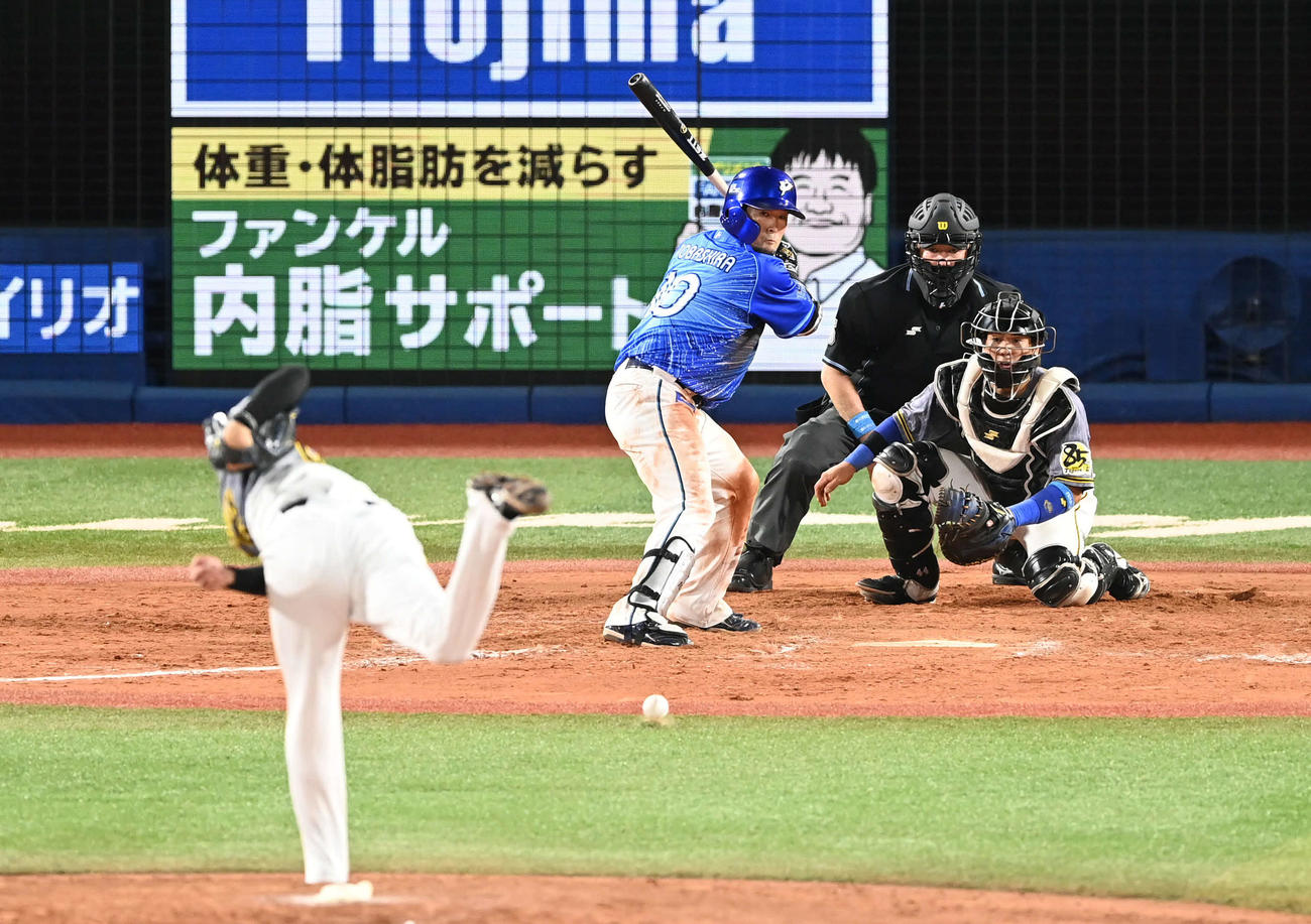 DeNA対阪神　8回裏DeNA1死三塁、小川は暴投で走者を返す。打者戸柱（撮影・山崎安昭）
