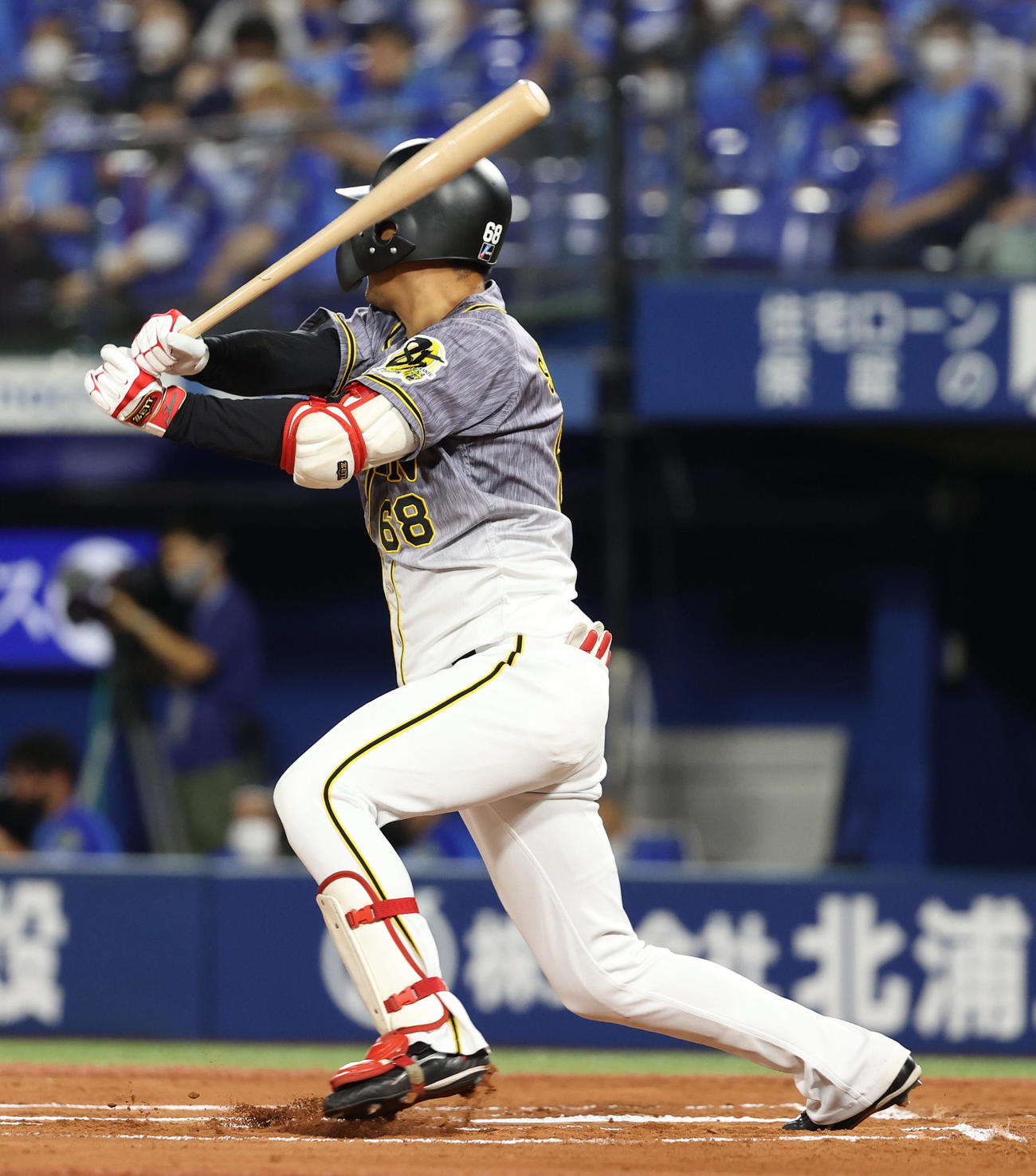 DeNA対阪神　6回表阪神無死、右前へ今季初安打を放つ俊介（撮影・清水貴仁）