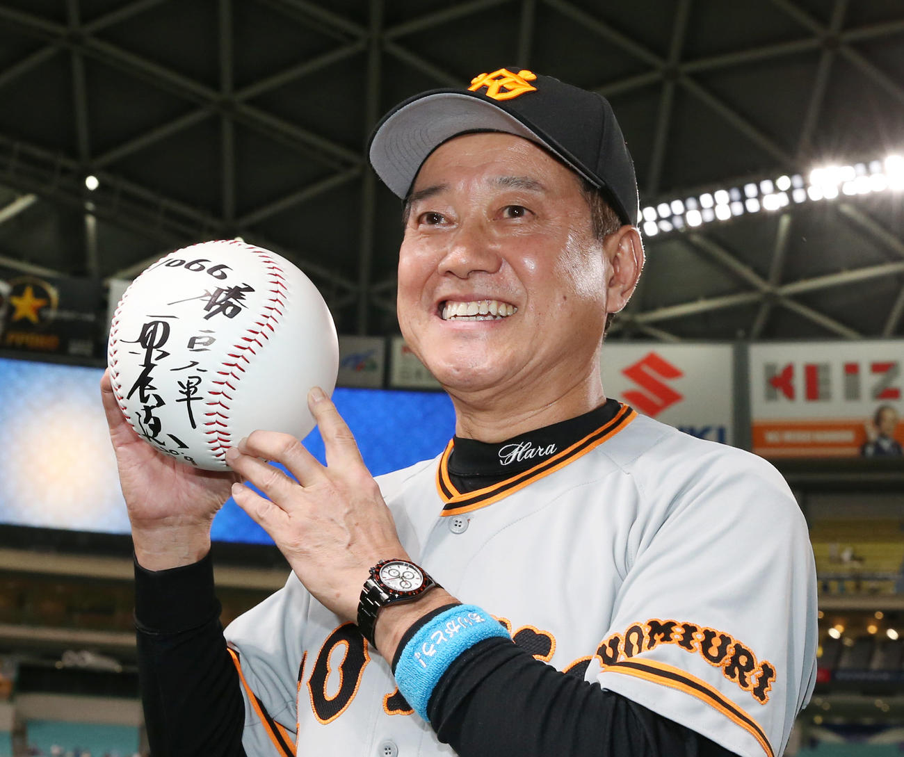 中日対巨人　中日に勝利し球団監督通算勝利数のタイ記録に並び記念球を手に笑顔の巨人原監督（撮影・垰建太）