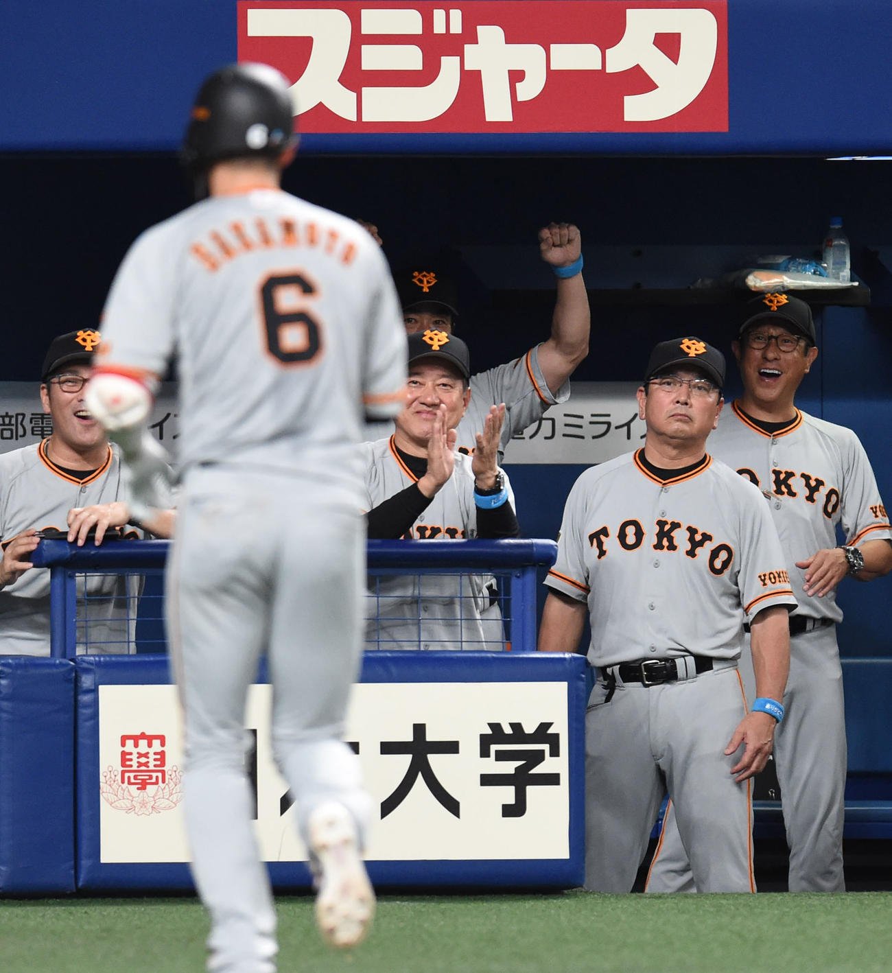 中日対巨人　7回表巨人2死、左越え本塁打を放った坂本勇人を迎える原辰徳監督（撮影・森本幸一）