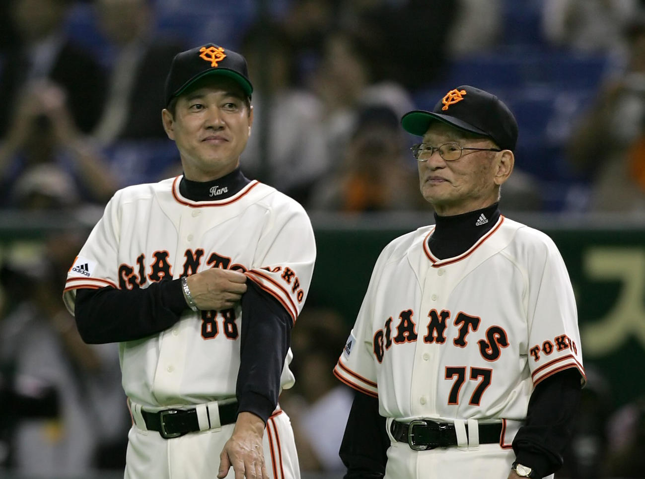 巨人原監督（左）と川上氏（2007年6月8日撮影）