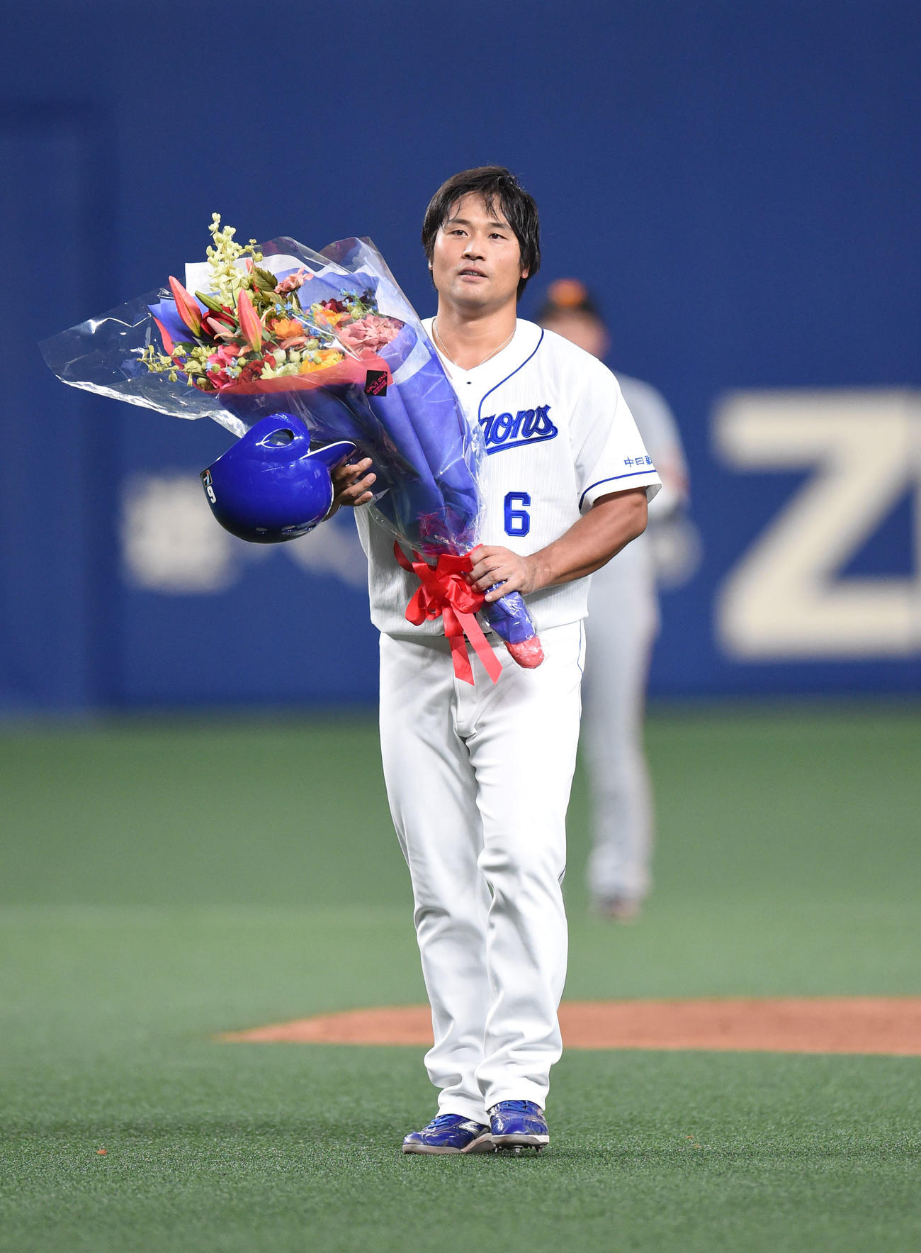 中日対巨人　3回裏中日2死、左中間へ二塁打を放ち通算1000安打を達成し花束を手にする平田（撮影・森本幸一）