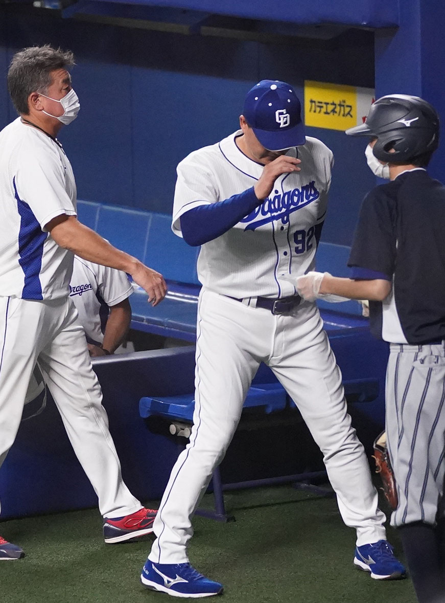 中日対巨人　試合終了、一礼する与田剛監督（撮影・森本幸一）