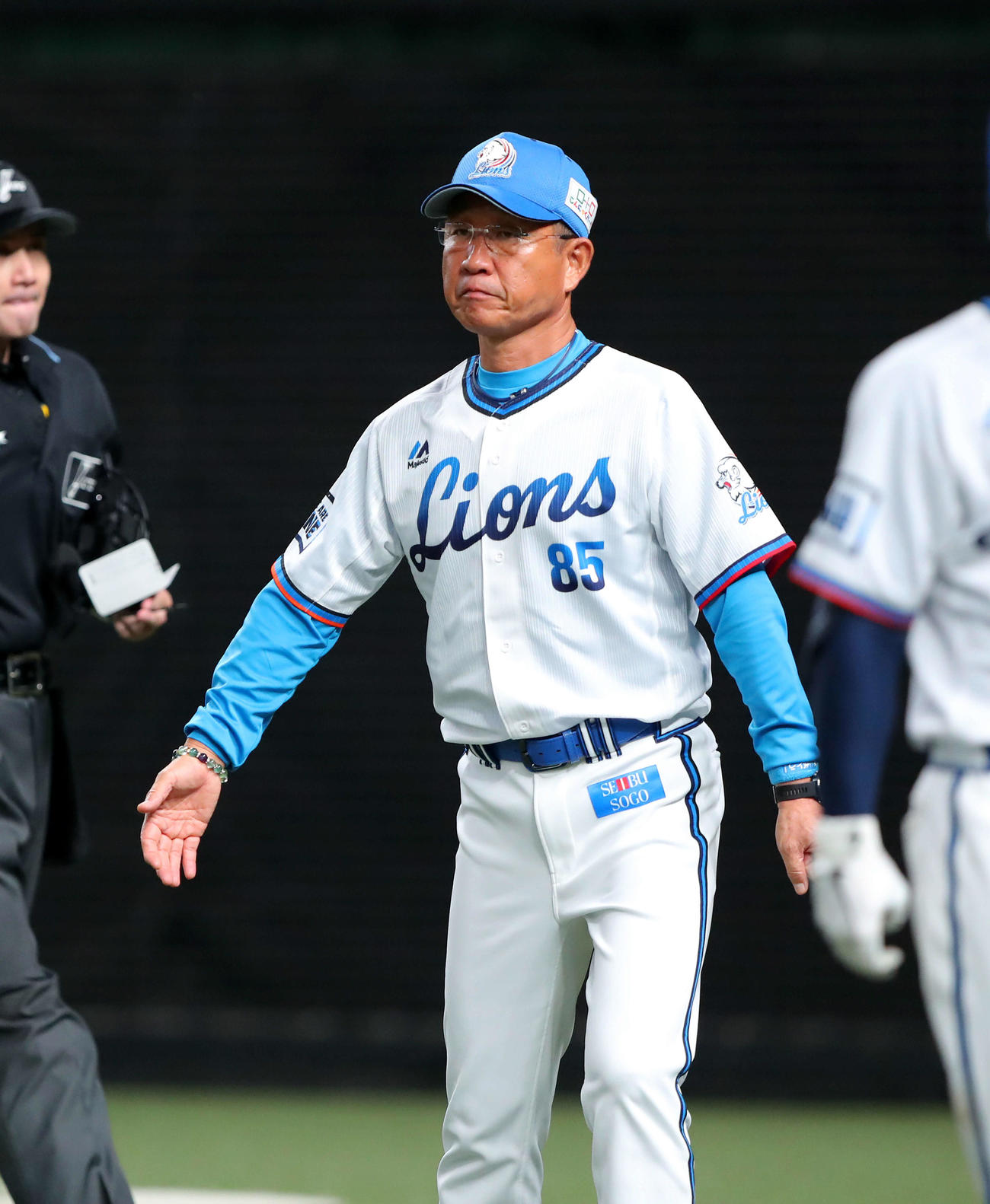 西武対オリックス　4回裏西武の攻撃を終え選手交代を告げる辻監督（撮影・河田真司）