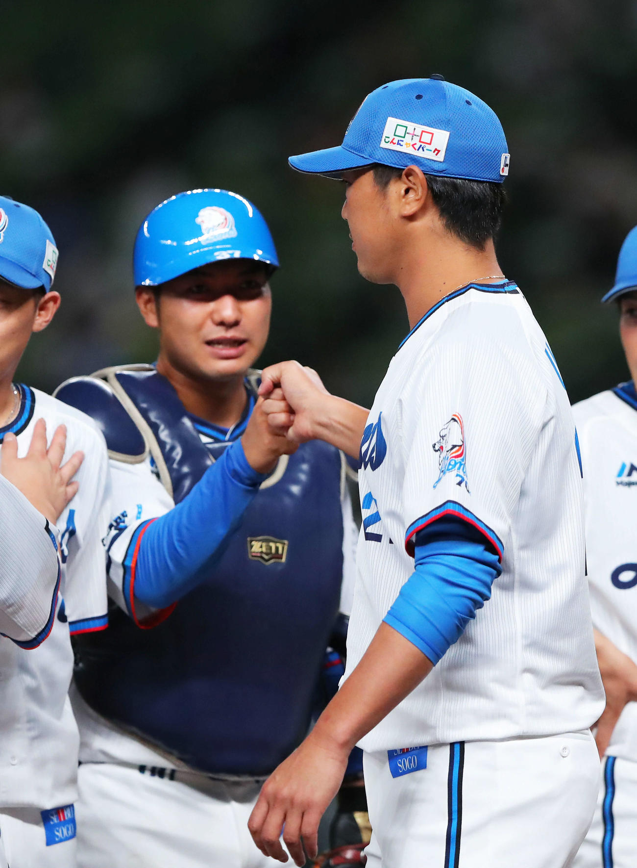 西武対オリックス　オリックスに勝利し柘植（左）とグータッチする内海（撮影・河田真司）