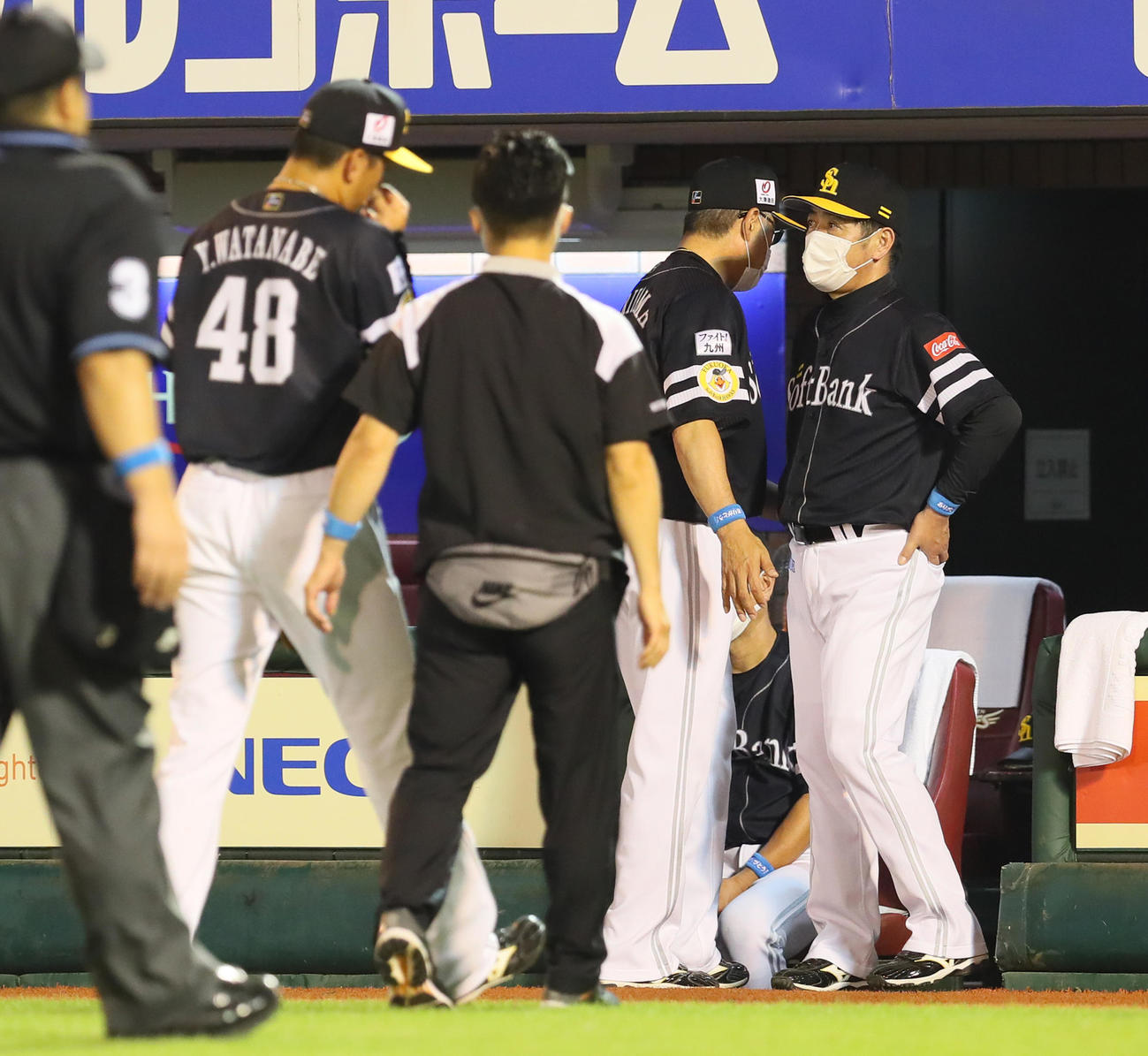楽天対ソフトバンク　腕を痛め降板するソフトバンク渡辺雄（左端）。右端は工藤監督（撮影・足立雅史）
