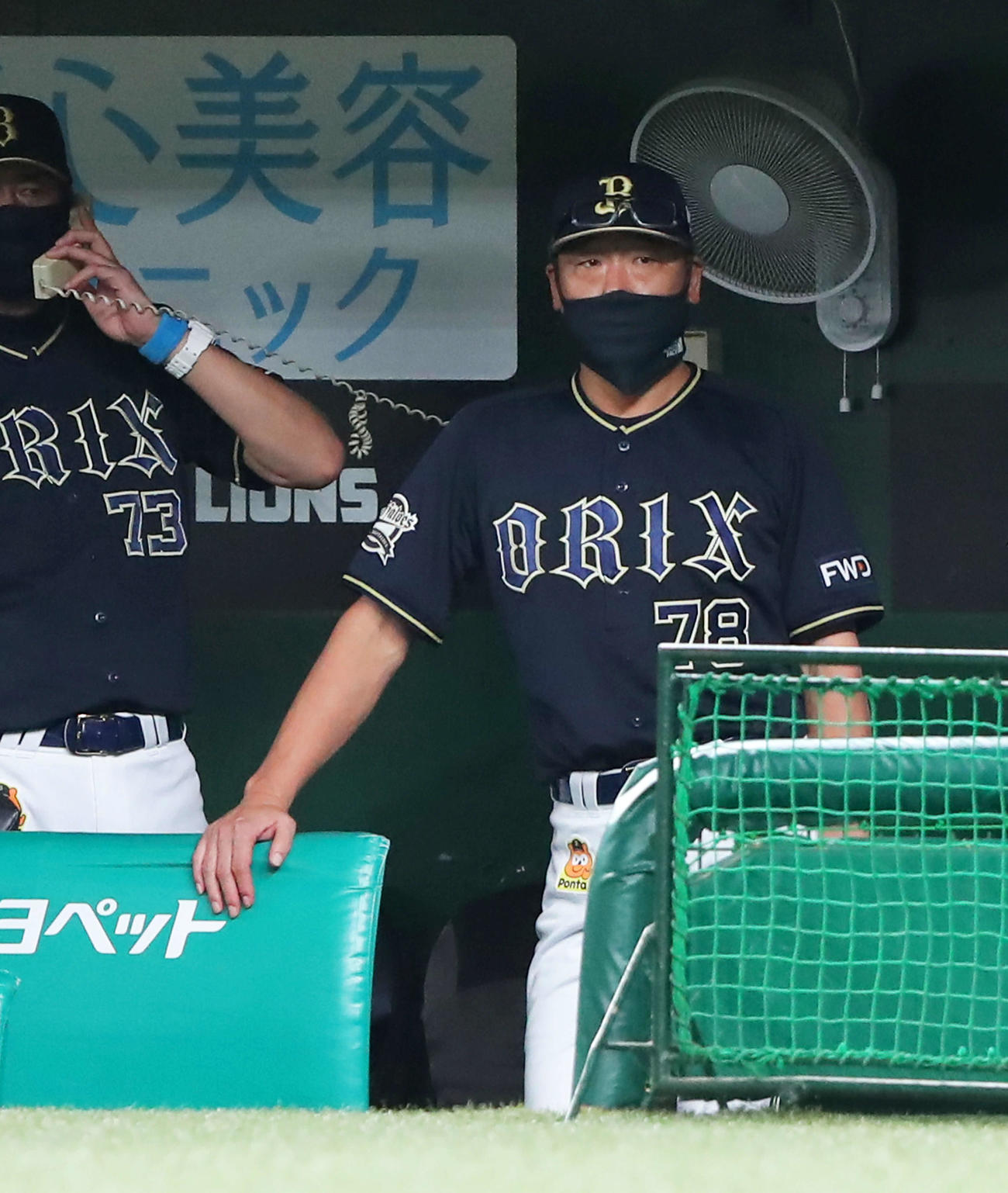 西武対オリックス　7回表オリックスの攻撃を終え、西武ベンチの方向を見つめる中嶋監督代行（撮影・河田真司）