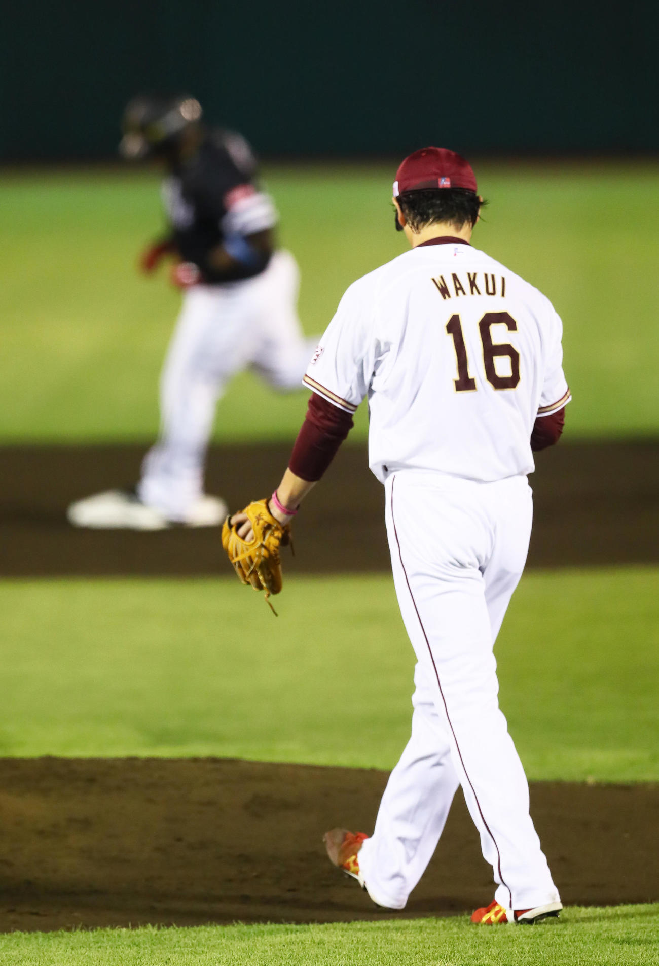 楽天対ソフトバンク　2回表ソフトバンク1死、デスパイネ（後方）に右越え本塁打を浴びた涌井（撮影・足立雅史）