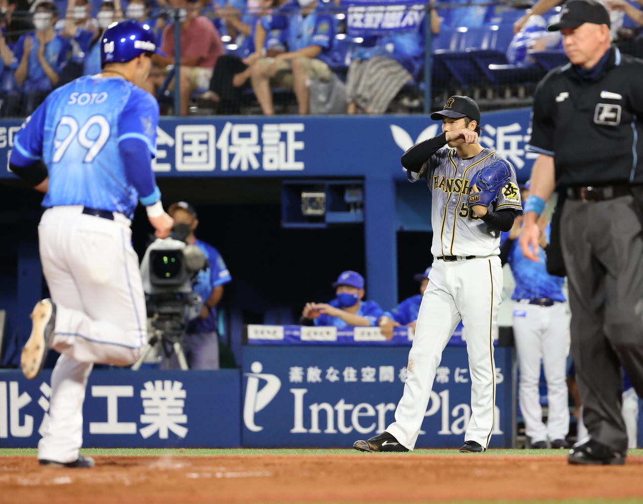 DeNA対阪神　1回裏DeNA1死二塁、佐野の勝ち越し適時二塁打に厳しい顔をみせる青柳（撮影・清水貴仁）