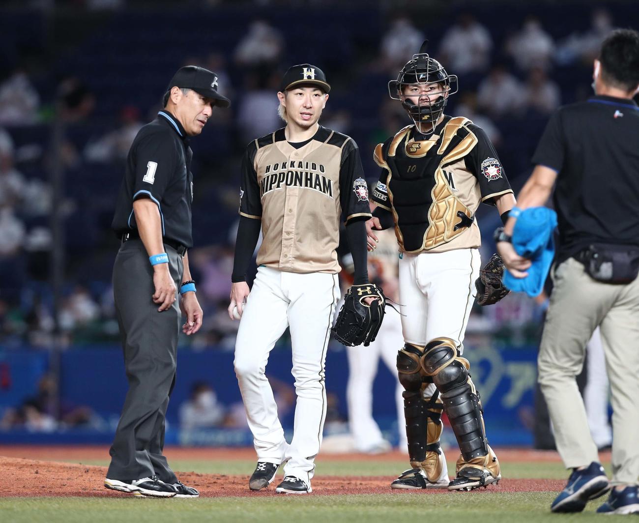 ロッテ対日本ハム　5回途中降板する金子（撮影・黒川智章）