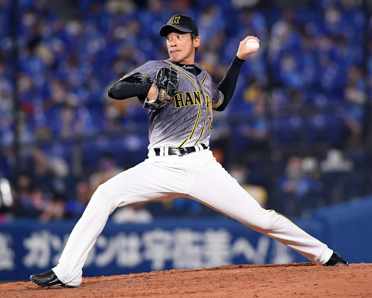 DeNA対阪神　6回裏、阪神2番手で投球する能見（撮影・滝沢徹郎）