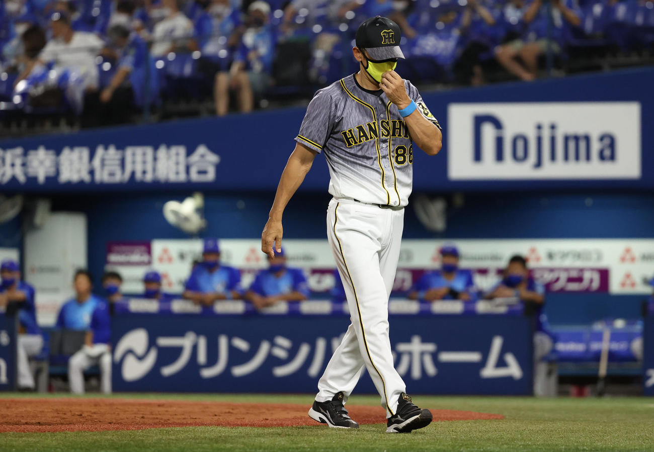 DeNA対阪神　5回裏DeNA無死二塁、神里のバント安打のプレーで球審に確認する矢野監督（撮影・清水貴仁）