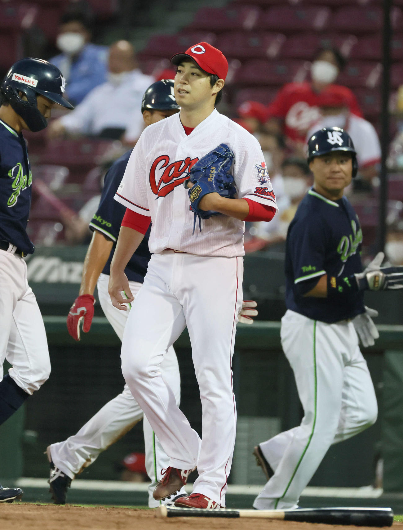 広島対ヤクルト　2回表ヤクルト2死一、三塁、山中に先制左適時二塁打を打たれた野村（撮影・加藤孝規）