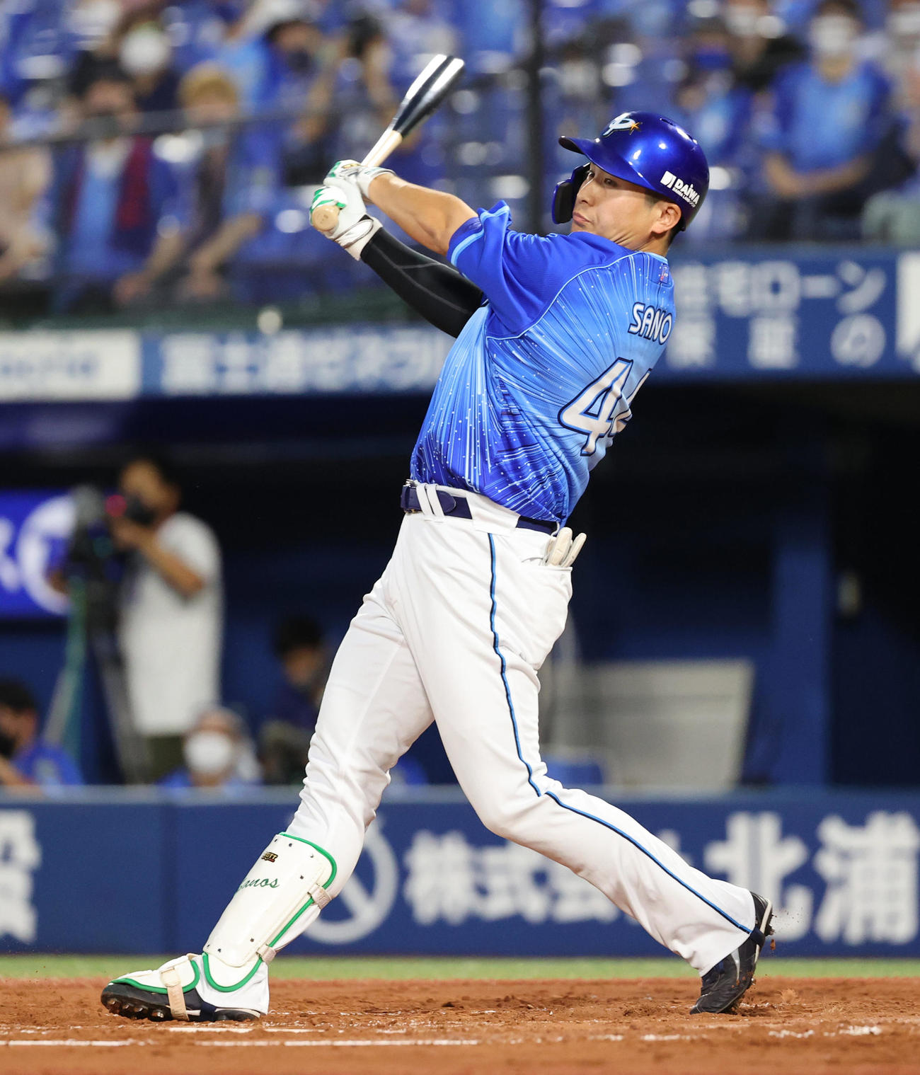 DeNA対阪神　1回裏DeNA1死二塁、左翼線へ勝ち越し適時二塁打を放つ佐野（撮影・清水貴仁）
