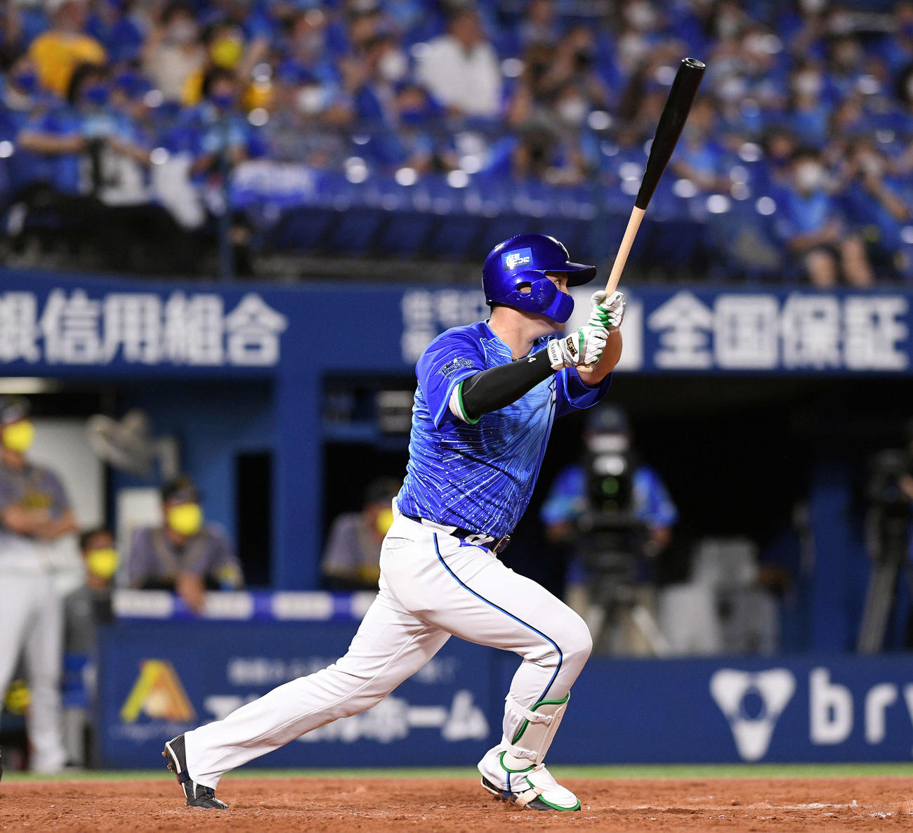 DeNA対阪神　5回裏DeNA1死一、三塁、佐野は右中間へ2点適時二塁打を放つ（撮影・滝沢徹郎）