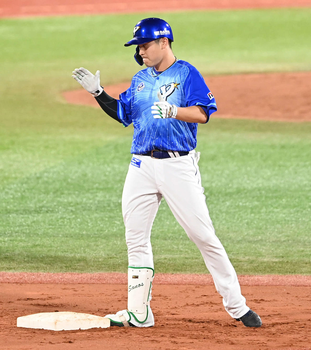 DeNA対阪神　5回裏DeNA1死一、三塁、2点適時二塁打を放った佐野は手をたたいて喜ぶ（撮影・山崎安昭）