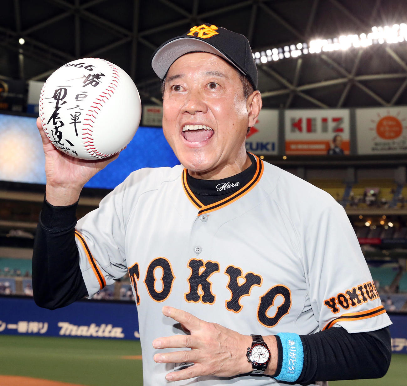 中日対巨人　中日に勝利し球団監督通算勝利数のタイ記録に並び記念球を手に笑顔の巨人原監督（撮影・垰建太）