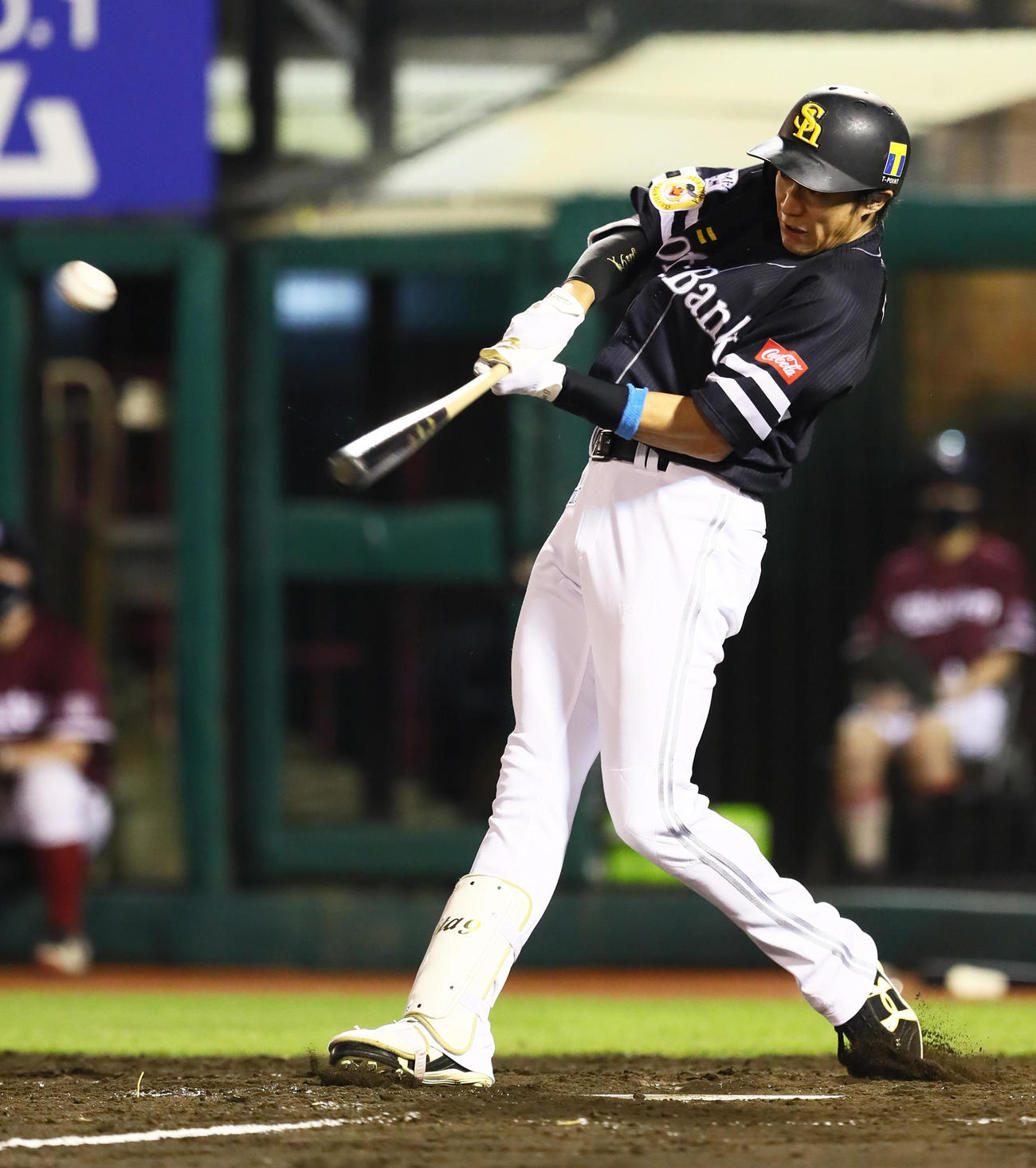 楽天対ソフトバンク　5回表ソフトバンク2死一、二塁、柳田は中越え2点適時二塁打を放つ（撮影・足立雅史）