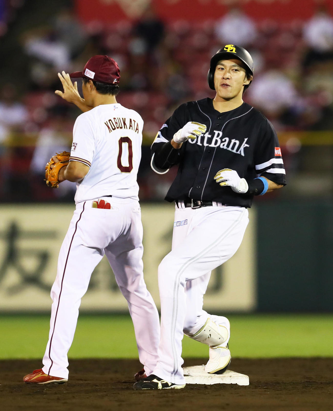 楽天対ソフトバンク　5回表ソフトバンク2死一、二塁、柳田は中越え2点適時二塁打を放ち笑顔を見せる（撮影・足立雅史）