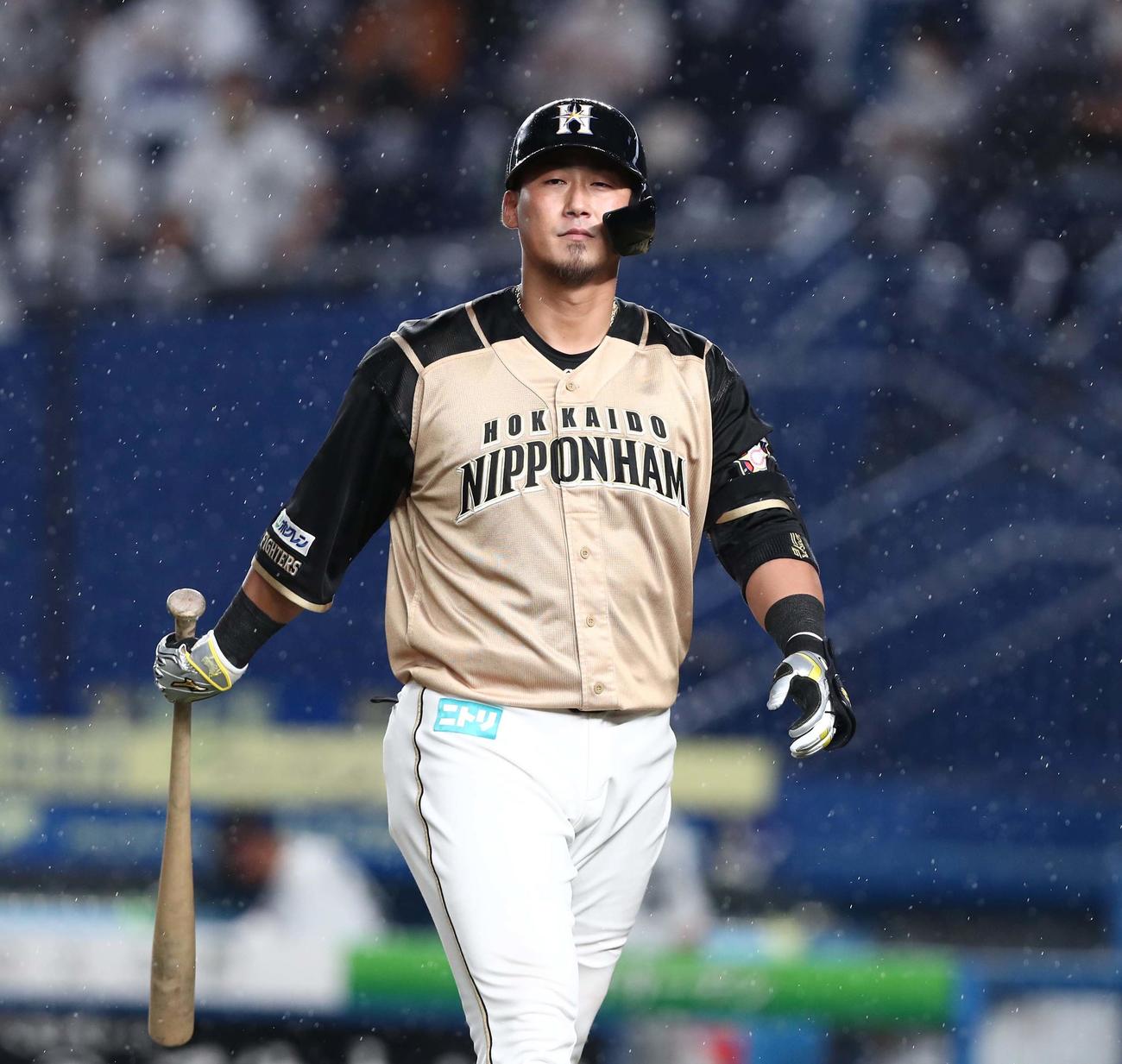 ロッテ対日本ハム　8回表日本ハム2死、三振に終わる中田（撮影・黒川智章）