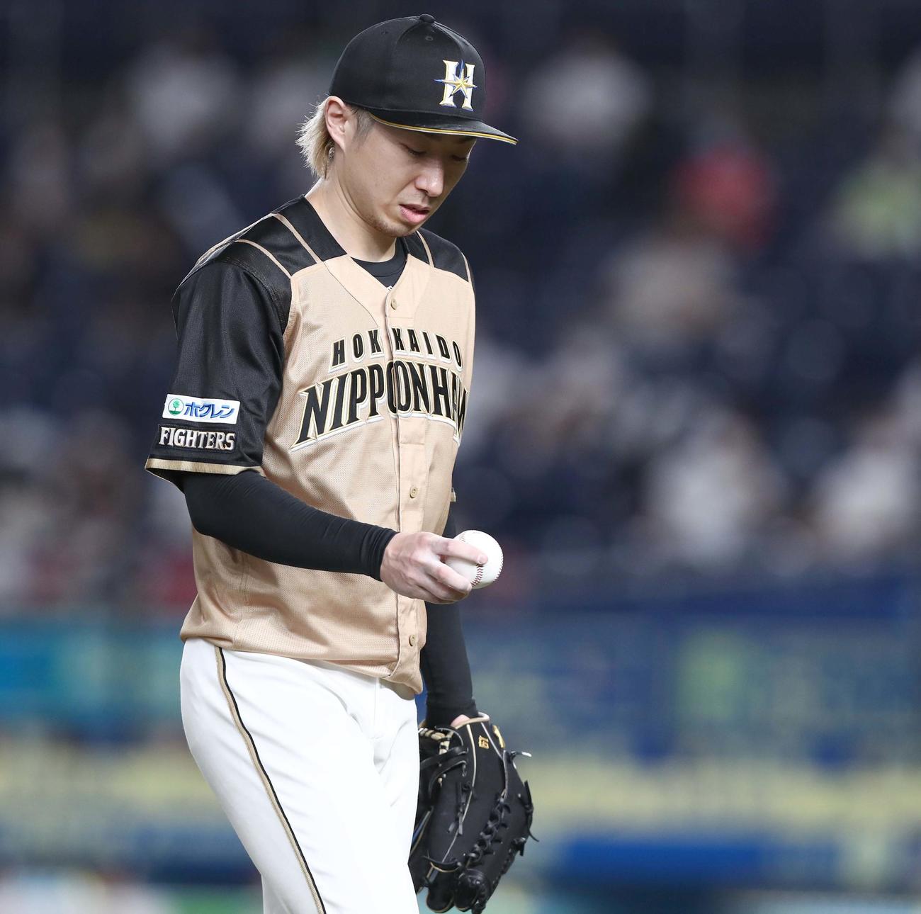 ロッテ対日本ハム　5回途中降板する金子（撮影・黒川智章）
