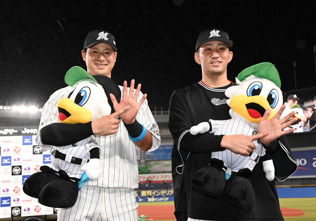 ロッテ対日本ハム　6連勝し、手で「6」を作りながら笑顔のロッテ小島（右）と藤岡（撮影・鈴木みどり）