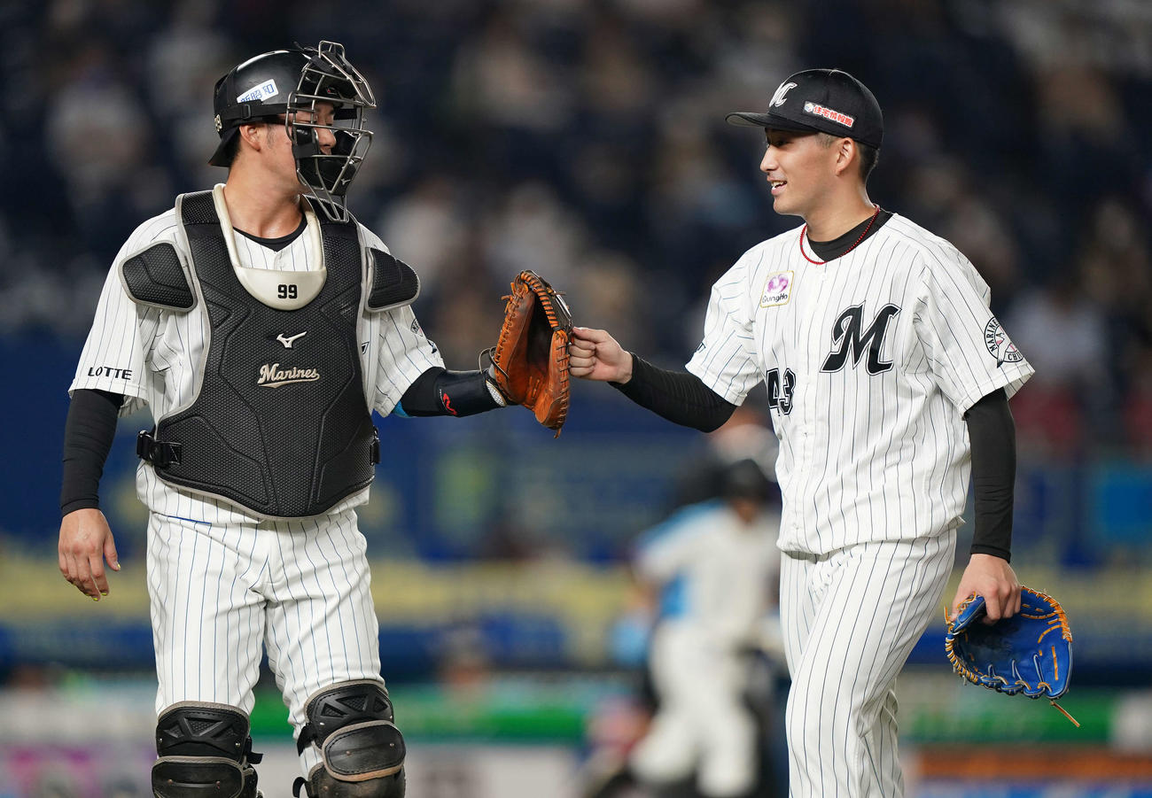 ロッテ対日本ハム　6回表まで無失点に抑え、柿沼（左）とグータッチを交わすロッテ小島（撮影・鈴木みどり）