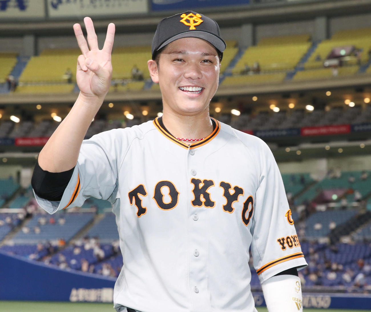中日対巨人　ヒーローインタビューを終え3打席連続本塁打を放った巨人坂本はポーズを決める（撮影・垰建太）