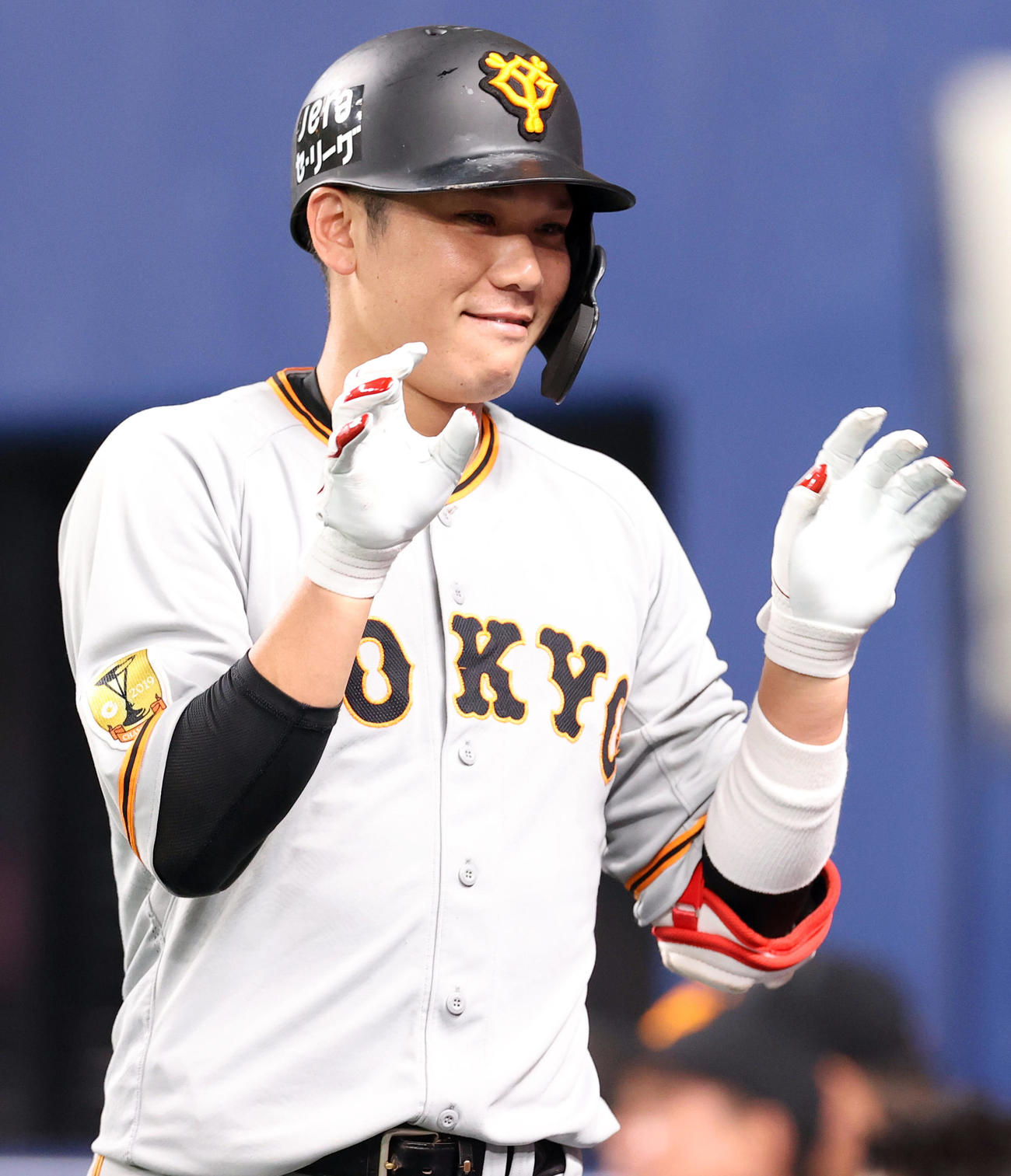 中日対巨人　7回表巨人2死、3打席連続となるソロ本塁打を放ち出迎えるナインにポーズを決める坂本（撮影・垰建太）