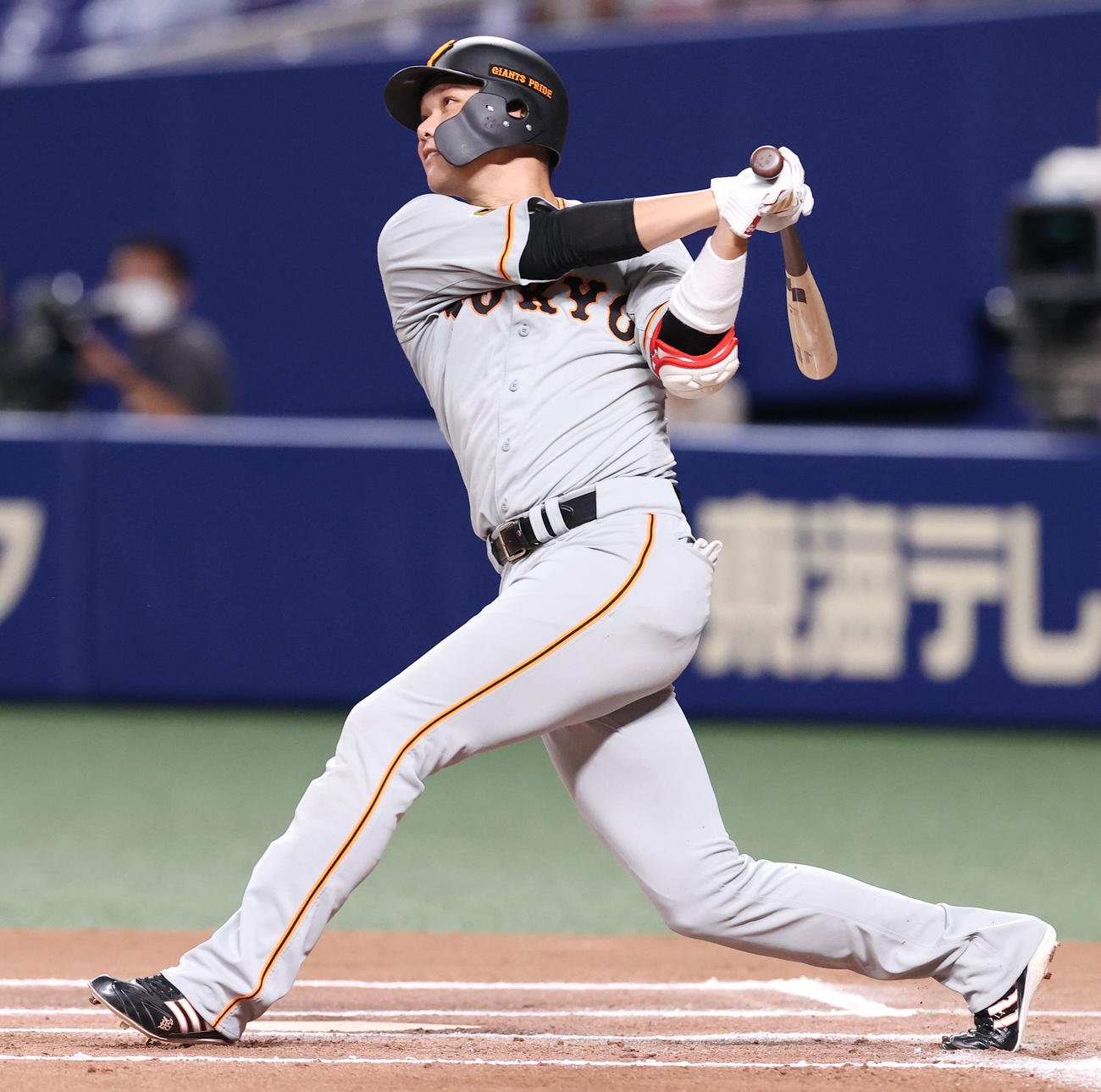 中日対巨人　6回表巨人無死、左中間に2打席連続となるソロ本塁打を放つ坂本（撮影・垰建太）