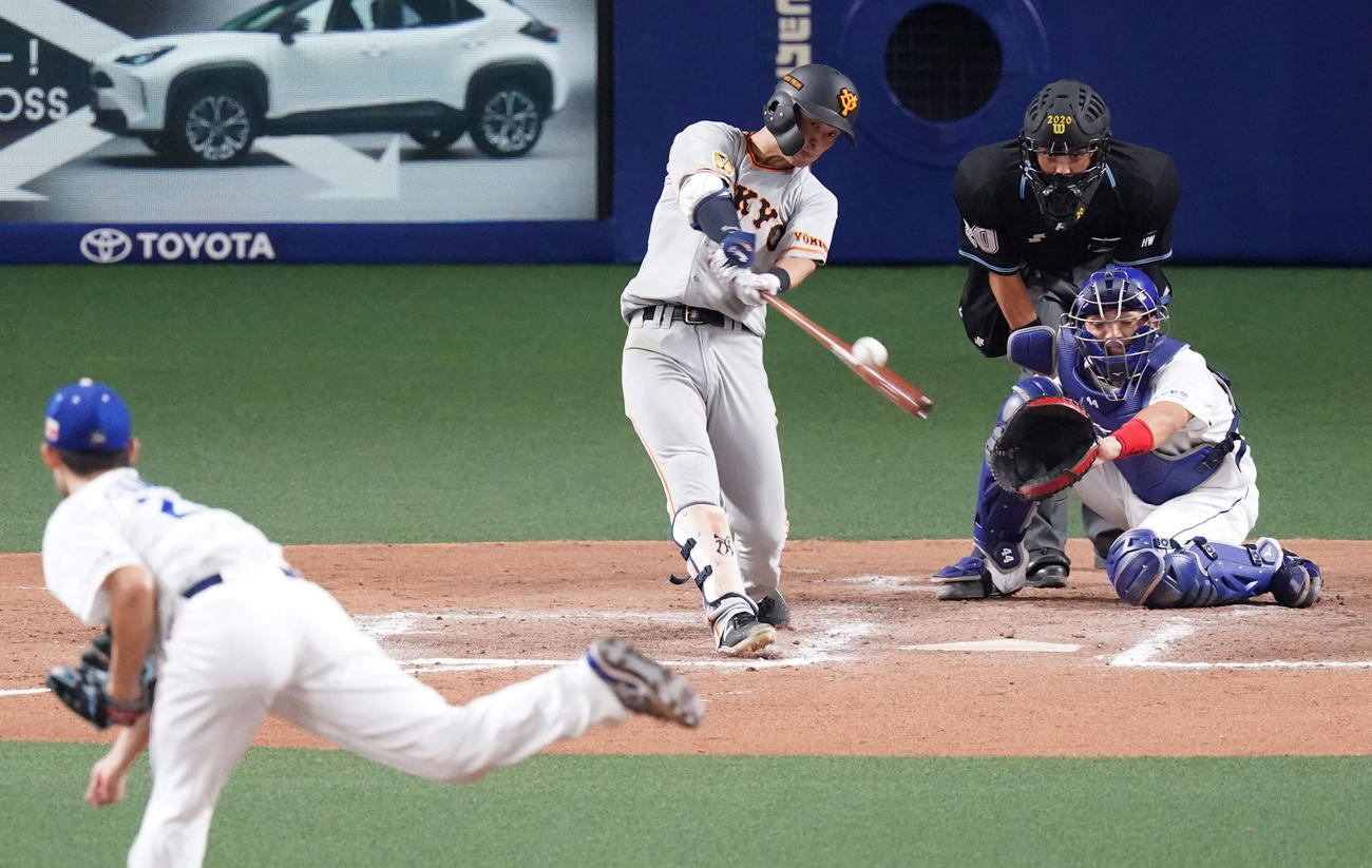 中日対巨人　8回表巨人無死一、二塁、逆転2点適時三塁打を放つ吉川尚（撮影・江口和貴）