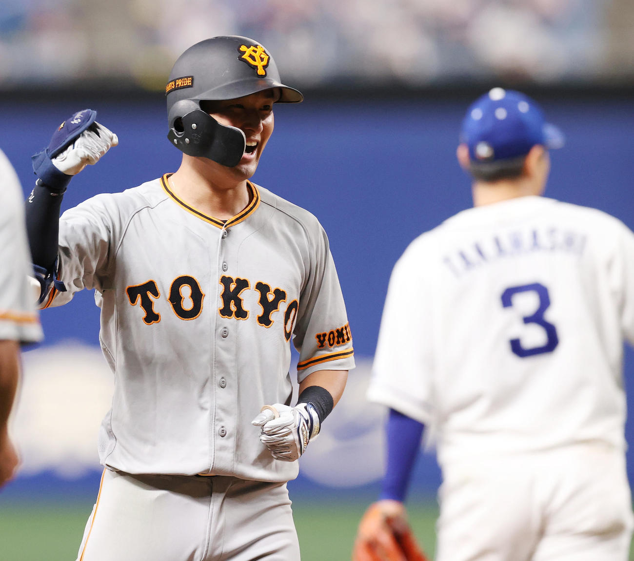 中日対巨人　8回表巨人無死一、二塁、右翼に勝ち越しの適時三塁打を放ちガッツポーズの吉川尚（撮影・垰建太）