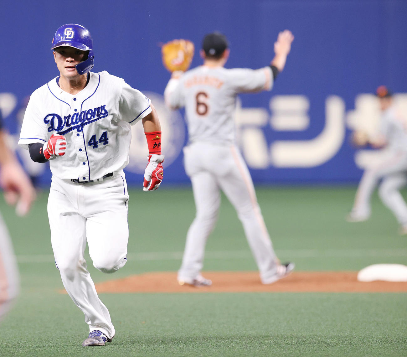 中日対巨人　3回裏中日1死二塁、大島洋平の右飛でタッチアップする郡司（撮影・垰建太）